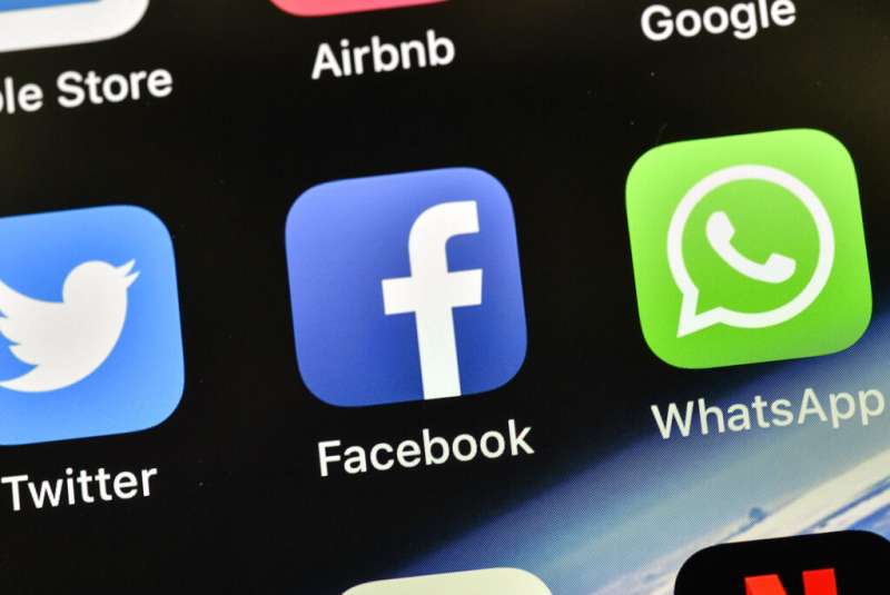 推特、臉書、WhatsApp。(美聯社) 推特、臉書、WhatsApp。(美聯社)