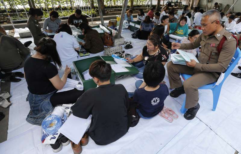 泰國將在24日舉行政變後首次大選,志工們正為選舉做準備(美聯社) 泰國將在24日舉行政變後首次大選,志工們正為選舉做準備(美聯社)