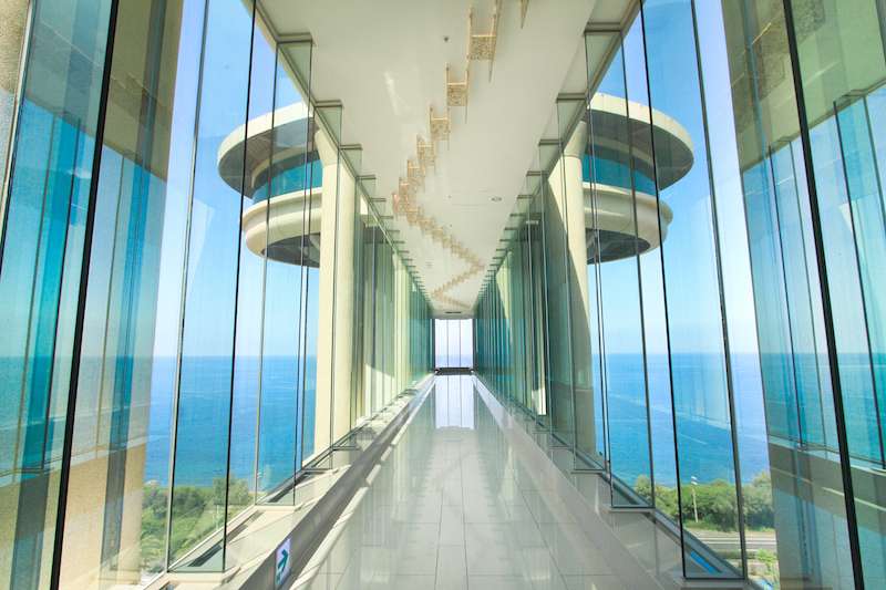 H會館2樓通往UFO空中廊道。（圖／徐炳文攝）