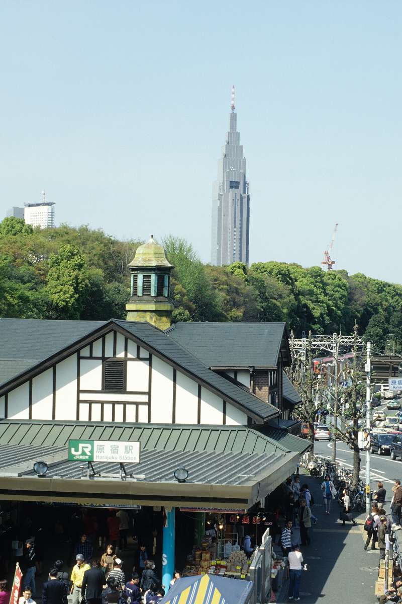 20190326-原宿車站分隔了兩個不同的世界，一邊是明治神宮的自然森林；另一邊則是前衛時髦的原宿竹下通。（李清志攝）