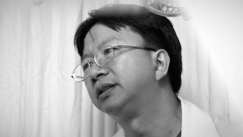 紀錄片《一念》專訪,片中劇照,吳育政醫師。(舊視界文化藝術有限公司提供) 紀錄片《一念》專訪,片中劇照,吳育政醫師。(舊視界文化藝術有限公司提供)