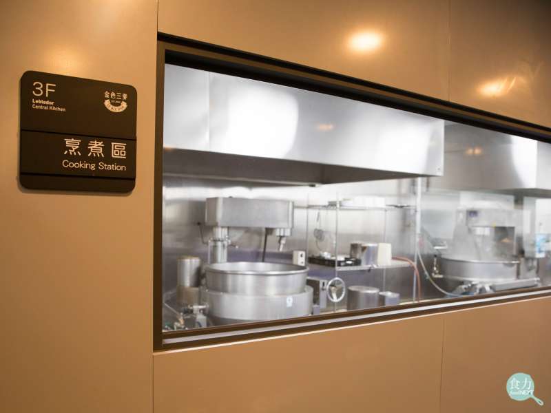 金色三麥餐酒集團旗下餐廳的食材,會統一在生鮮鏈中心進行前處理,調製烹煮各分店會用到的醬料和基礎湯底等,進行第一道的食品安全把關,每日新鮮配送到各分店。(圖/食力foodNEXT提供) 金色三麥餐酒集團旗下餐廳的食材,會統一在生鮮鏈中心進行前處理,調製烹煮各分店會用到的醬料和基礎湯底等,進行第一道的食品安全把關,每日新鮮配送到各分店。(圖/食力foodNEXT提供)