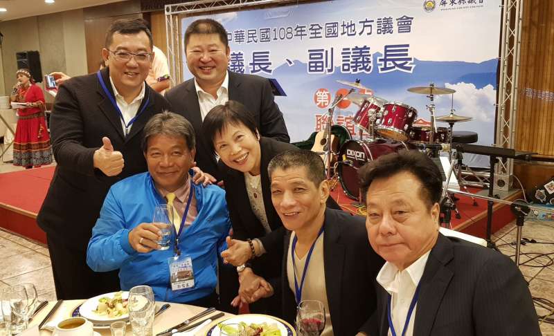 新竹市議長許修睿（左起）、花蓮縣議長張峻、台南市議長郭信良、澎湖縣議長劉陳昭玲、南投縣議長何勝豐、金門縣議長洪允典在聯誼會相見歡。（圖／新竹市議會提供）