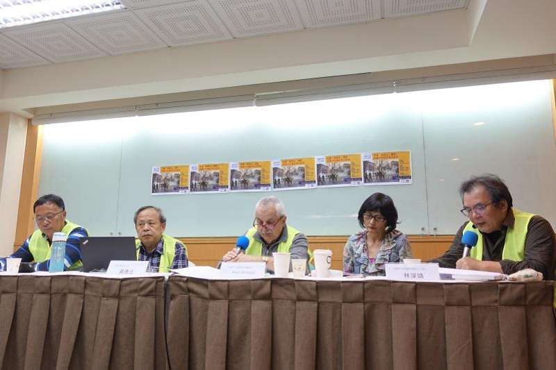 新國際「重新思考民主論壇」,從左到右:顏坤泉(左翼聯盟召集人) 黃德北(世新大學社發所所長)、Alain Brossat、羅惠珍(翻譯家)、林深靖(新國際召集人) 攝影:張智琦(苦勞網) 新國際「重新思考民主論壇」,從左到右:顏坤泉(左翼聯盟召集人) 黃德北(世新大學社發所所長)、Alain Brossat、羅惠珍(翻譯家)、林深靖(新國際召集人) 攝影:張智琦(苦勞網)
