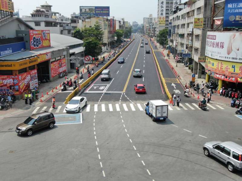 鐵路地下化的大順陸橋於日前拆除，施工團隊馬不停蹄日夜趕工，中間車道已能通行。（圖／徐炳文攝）