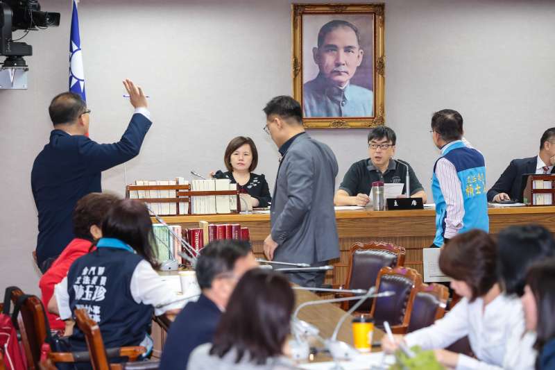 20190408-民進黨立委段宜康8日主持立院司法及法制委員會併案審查行政院函請審議「政治檔案條例草案」等4案,國民黨團委員表示反對。(顏麟宇攝) 20190408-民進黨立委段宜康8日主持立院司法及法制委員會併案審查行政院函請審議「政治檔案條例草案」等4案,國民黨團委員表示反對。(顏麟宇攝)