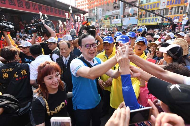 朱立倫民調在藍軍中次於韓國瑜,但與台北市長柯文哲不相上下。圖為朱立倫參加大甲媽遶境(朱立倫臉書) 朱立倫民調在藍軍中次於韓國瑜,但與台北市長柯文哲不相上下。圖為朱立倫參加大甲媽遶境(朱立倫臉書)