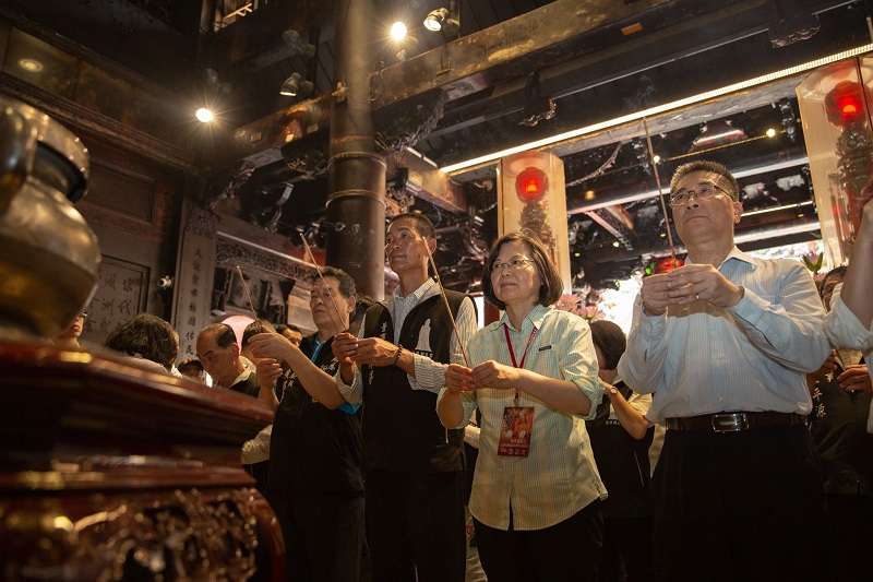 行政院長蘇貞昌雷厲風行之際,蔡英文總統正在跟著媽祖參香。(蔡英文臉書) 行政院長蘇貞昌雷厲風行之際,蔡英文總統正在跟著媽祖參香。(蔡英文臉書)