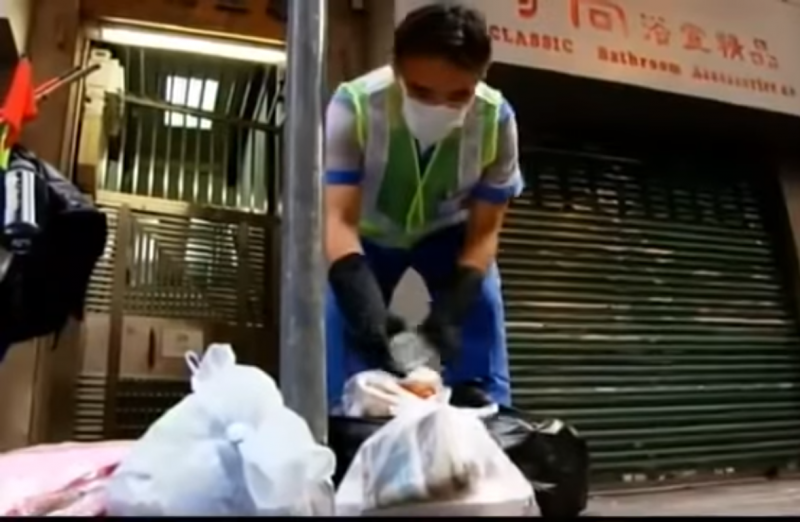 在清垃圾桶時,還有人會朝他丟垃圾,過程中他不斷地喊:「真過份!」(圖片取自Youtube) 在清垃圾桶時,還有人會朝他丟垃圾,過程中他不斷地喊:「真過份!」(圖片取自Youtube)