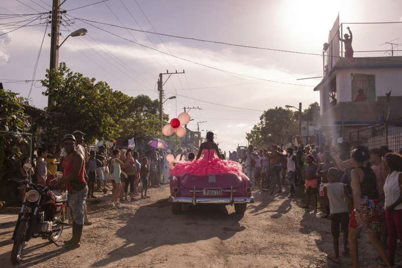 2019年世界新聞攝影大賽（WPP），〈古巴女孩〉（Cubanitas）榮獲「當代議題類─單幅首獎」（AP）