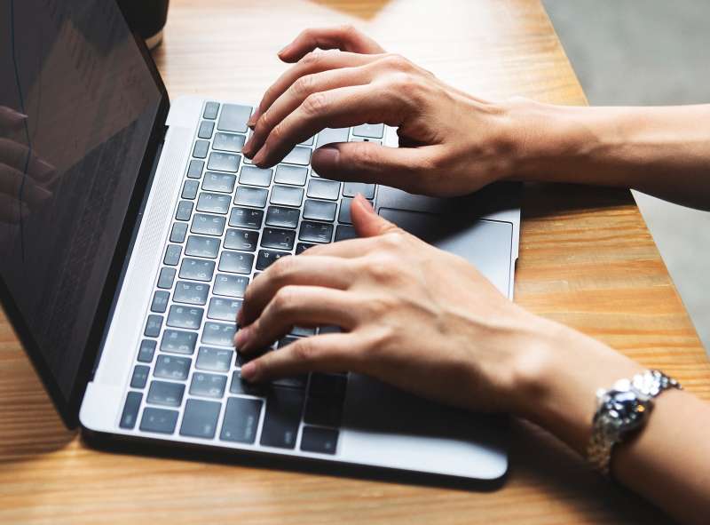 打字(圖/pexels)https://www.pexels.com/photo/person-using-laptop-computer-1260292/ (圖/pexels)https://www.pexels.com/photo/person-using-laptop-computer-1260292/