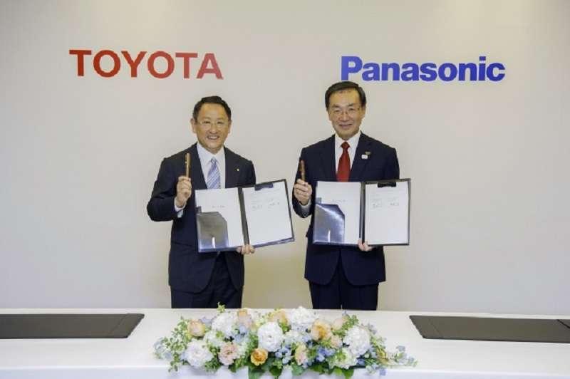 Toyota與Panasonic簽約成立JV ,由後者提供電動車電池。 Toyota與Panasonic簽約成立JV ,由後者提供電動車電池。