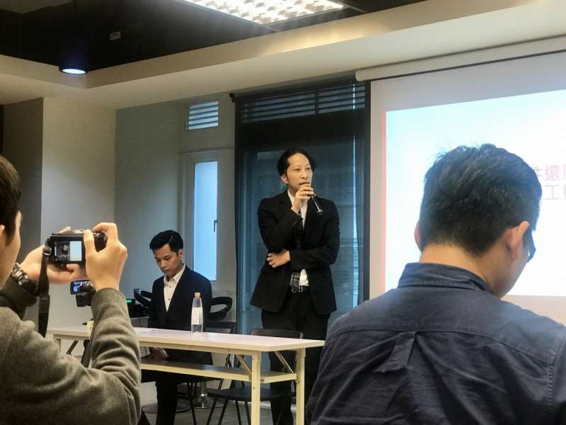 胡亦嘉也否認讓剩下8位與「銷售業務簽約」無直接相關職務的員工,接手被開除業務同仁未完成的工作。(圖/高敬原攝) 胡亦嘉也否認讓剩下8位與「銷售業務簽約」無直接相關職務的員工,接手被開除業務同仁未完成的工作。(圖/高敬原攝)
