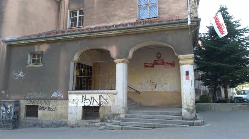 位於波茲南(Poznań)的一所公立小學,平常日的早上都會有不少學生聚集在學校外面。中小學教師罷工的首日,學校外面冷冷清清,看不到任何學生。(圖/陳力綺攝,想想論壇提供) 位於波茲南(Poznań)的一所公立小學,平常日的早上都會有不少學生聚集在學校外面。中小學教師罷工的首日,學校外面冷冷清清,看不到任何學生。(圖/陳力綺攝,想想論壇提供)