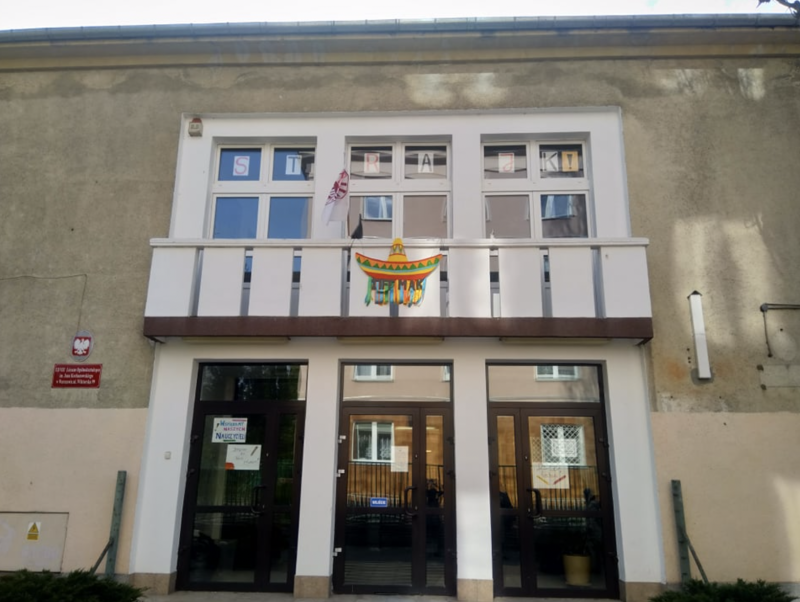 華沙的一所公立中學,一樓門上貼著學生表態支持中小學教師罷工所繪製的海報,二樓窗上則貼著教師自製的「罷工!(STRAJK!)」字樣。(圖/巴特提供,想想論壇提供) 華沙的一所公立中學,一樓門上貼著學生表態支持中小學教師罷工所繪製的海報,二樓窗上則貼著教師自製的「罷工!(STRAJK!)」字樣。(圖/巴特提供,想想論壇提供)