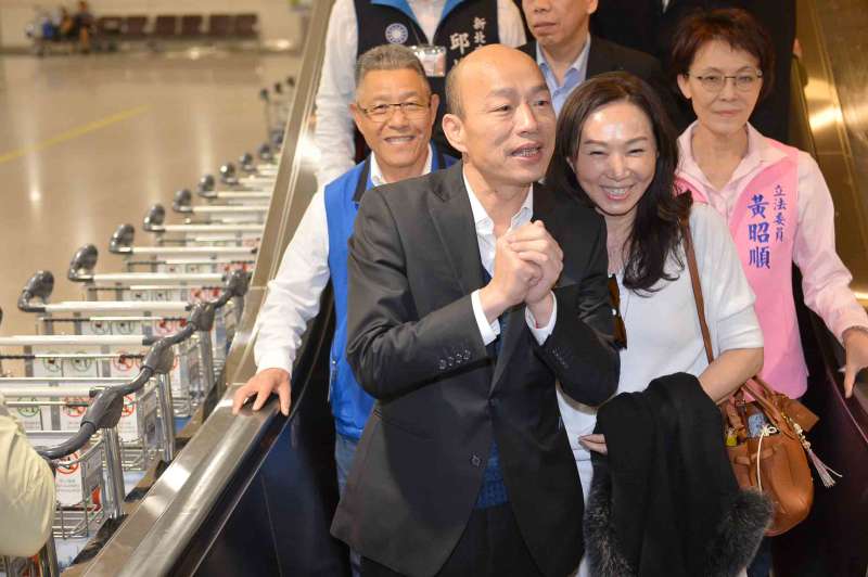 高雄市長韓國瑜(中)一行人結束9天緊湊的訪美之旅,率市府團隊返抵國門。(圖/徐炳文攝) 高雄市長韓國瑜(中)一行人結束9天緊湊的訪美之旅,率市府團隊返抵國門。(圖/徐炳文攝)