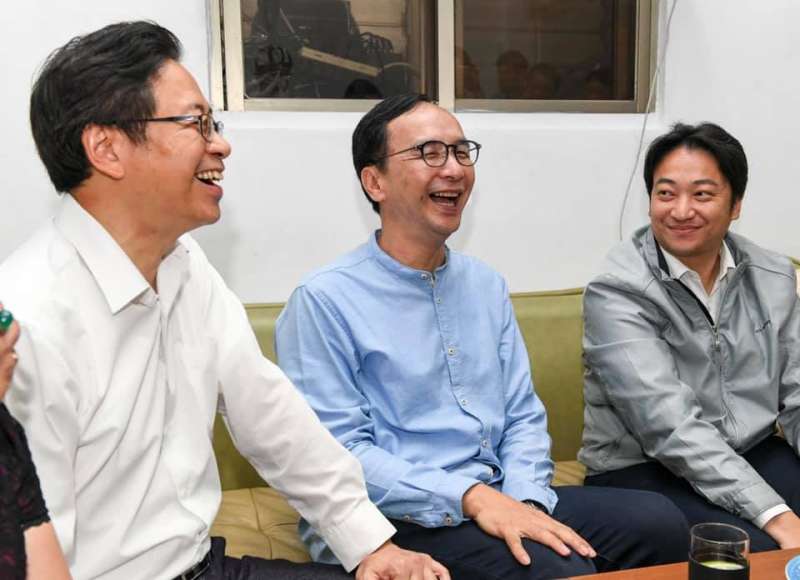 20190420-前新北市長朱立倫(中)「台灣更好立倫行腳」今天從花蓮出發,除了和青農座談,也邀請前行政院長張善政(左)參加。(取自朱立倫臉書) 20190420-前新北市長朱立倫(中)「台灣更好立倫行腳」今天從花蓮出發,除了和青農座談,也邀請前行政院長張善政(左)參加。(取自朱立倫臉書)
