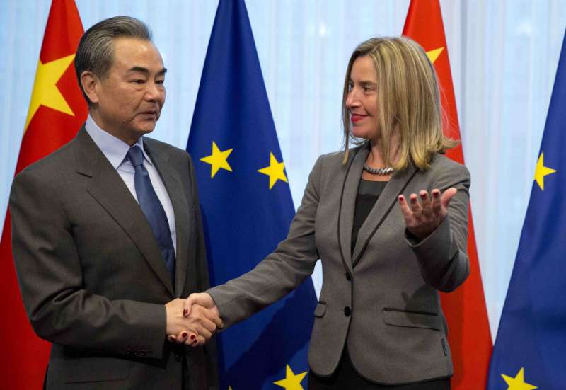 歐盟外長茉格里尼與中國外長王毅握手致意(AP) 歐盟外長茉格里尼與中國外長王毅握手致意(AP)
