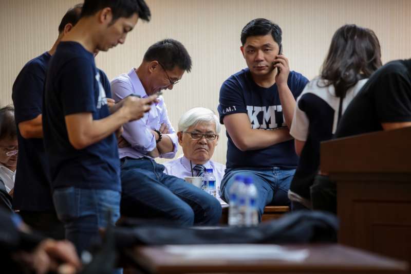 20190424-準中選會主委李進勇24日至立院出席內政委員會,遭國民黨籍立委團團包圍。(顏麟宇攝) 20190424-準中選會主委李進勇24日至立院出席內政委員會,遭國民黨籍立委團團包圍。(顏麟宇攝)