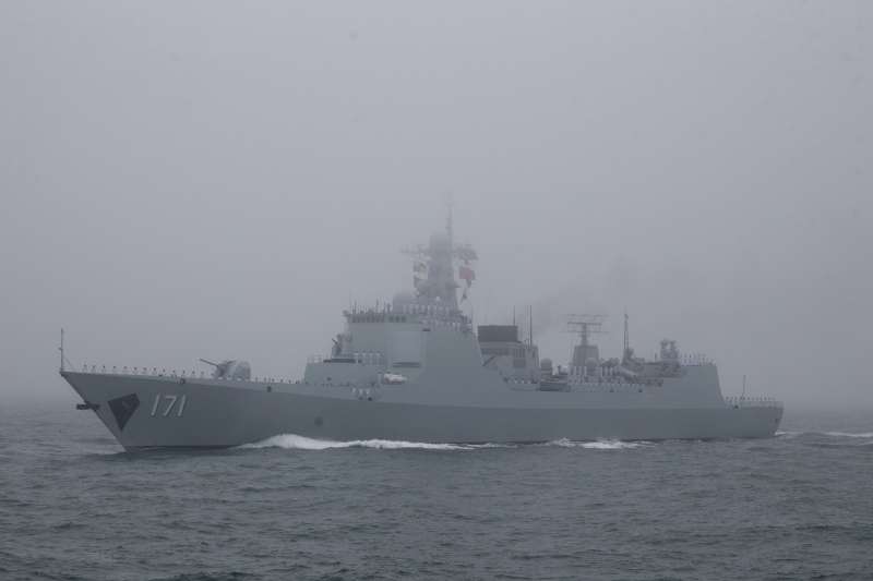 2019年4月23日,中國人民解放軍海軍建軍70周年,在山東青島舉行海上閱兵,飛彈驅逐艦海口號。(美聯社) 2019年4月23日,中國人民解放軍海軍建軍70周年,在山東青島舉行海上閱兵,飛彈驅逐艦海口號。(美聯社)