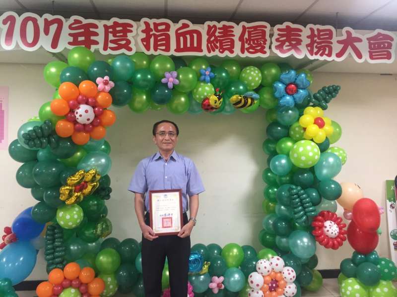 由事業部行政室主任陳良安在國立高雄師範大學接受褒揚。(圖/徐炳文攝) 由事業部行政室主任陳良安在國立高雄師範大學接受褒揚。(圖/徐炳文攝)