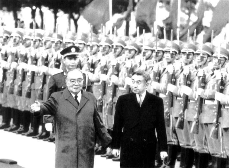 1992年10月23日,日本天皇明仁在北京人民大會堂與中國國家主席楊尚昆見面。(AP) 1992年10月23日,日本天皇明仁在北京人民大會堂與中國國家主席楊尚昆見面。(AP)