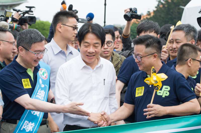 20190427-反核大遊行今(27)日於台北、高雄兩地同步進行,民進黨主席卓榮泰帶領民進黨大隊,前行政院長賴清德也共同參與遊行。(甘岱民攝) 20190427-反核大遊行今(27)日於台北、高雄兩地同步進行,民進黨主席卓榮泰帶領民進黨大隊,前行政院長賴清德也共同參與遊行。(甘岱民攝)