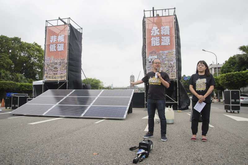 20190427-廢核大遊行行前記者會，主辦單位在舞台前架起太陽能板。（甘岱民攝）