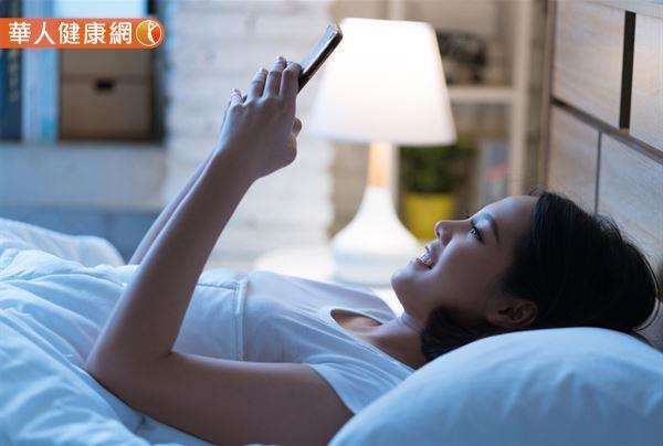 長期熬夜容易引起肝指數升高,體內維持在發炎反應,也就是所謂的「上火」,對於肝的排毒影響很大。(圖/華人健康網) 長期熬夜容易引起肝指數升高,體內維持在發炎反應,也就是所謂的「上火」,對於肝的排毒影響很大。(圖/華人健康網)
