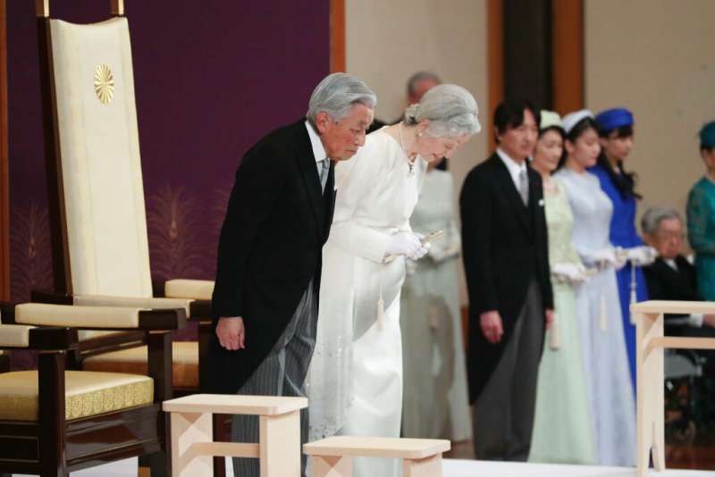 「退位禮正殿之儀」上的明仁天皇與美智子皇后。(美聯社) 「退位禮正殿之儀」上的明仁天皇與美智子皇后。(美聯社)
