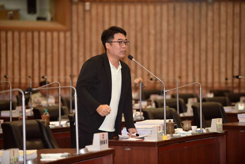 邱俊憲關切輕軌二階可能增加的成本，要求捷運局清楚向市民交代。（圖／徐炳文攝）