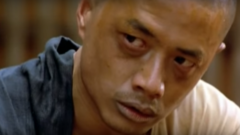 本名為黃利輝的他,在當時犯下六起殺童案件,更嚇人的是,他甚至將被害孩童的心臟、肝臟從身體挖出,丟到鍋裡煮成人肉湯來喝。(圖片截取自Youtube) 本名為黃利輝的他,在當時犯下六起殺童案件,更嚇人的是,他甚至將被害孩童的心臟、肝臟從身體挖出,丟到鍋裡煮成人肉湯來喝。(圖片截取自Youtube)
