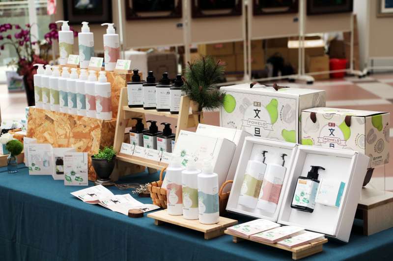 展售獲得產銷履歷認證的柚子茶、柚皮糖與天然有機的柚花系列的洗髮精、洗手乳、護慮皂等清潔用品，開創豐盛的商機。（圖／徐炳文攝）