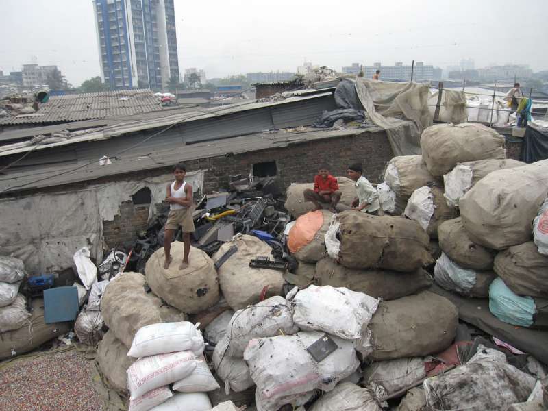 印度城市孟買達拉維貧民窟,為世界五大貧民窟之一,就位於都市的一角。(取自維基百科) 印度城市孟買達拉維貧民窟,為世界五大貧民窟之一,就位於都市的一角。(取自維基百科)