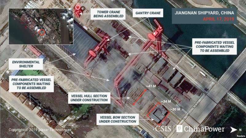 美國「戰略與國際研究中心」CSIS提供給路透社2019年4月17日的衛星照片顯示,過去6個月上海江南造船廠建造的一艘看起來是中國第三艘航母的大型船艦進度可觀。(美國之音) 美國「戰略與國際研究中心」CSIS提供給路透社2019年4月17日的衛星照片顯示,過去6個月上海江南造船廠建造的一艘看起來是中國第三艘航母的大型船艦進度可觀。(美國之音)