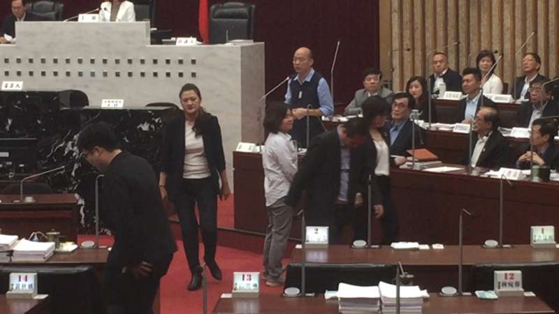 韓國瑜最後要答詢時，民進黨籍議員全體當場離席，讓場面相當尷尬。（圖／徐炳文攝）
