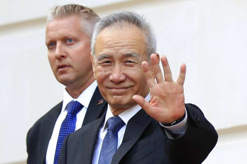 中美貿易磋商的中方貿易代表劉鶴在美國貿易代表署外向媒體打招呼。(美聯社) 中美貿易磋商的中方貿易代表劉鶴在美國貿易代表署外向媒體打招呼。(美聯社)