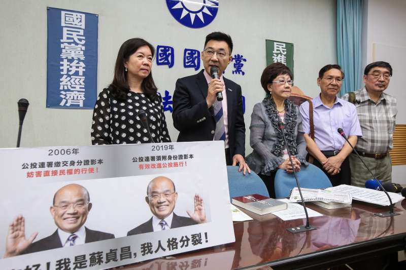 20190513-前總統呂秀蓮13日至立院拜會國民黨團談公投法修法事宜,由總召江啟臣(左二)等人負責接待,並於現場擺出林義雄、蔡同榮的人形立牌。(顏麟宇攝) 20190513-前總統呂秀蓮13日至立院拜會國民黨團談公投法修法事宜,由總召江啟臣(左二)等人負責接待,並於現場擺出林義雄、蔡同榮的人形立牌。(顏麟宇攝)