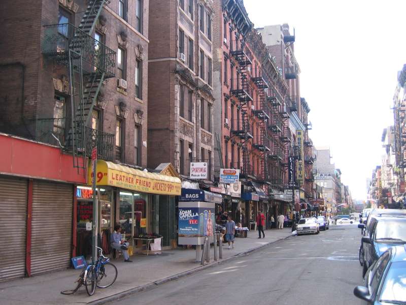 紐約曼哈頓下東城（Lower East Side）的街景。（取自維基百科）