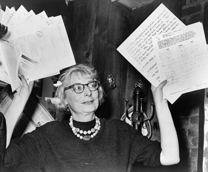 作者認為珍·雅各（Jane Jacobs）的經濟推論似乎出現了混淆，她認為保留老舊低矮的建築物，可以壓低房價，使剛開始創業的企業家可以負擔，然而這種說法顯然違背了供需法則。（取自維基百科）