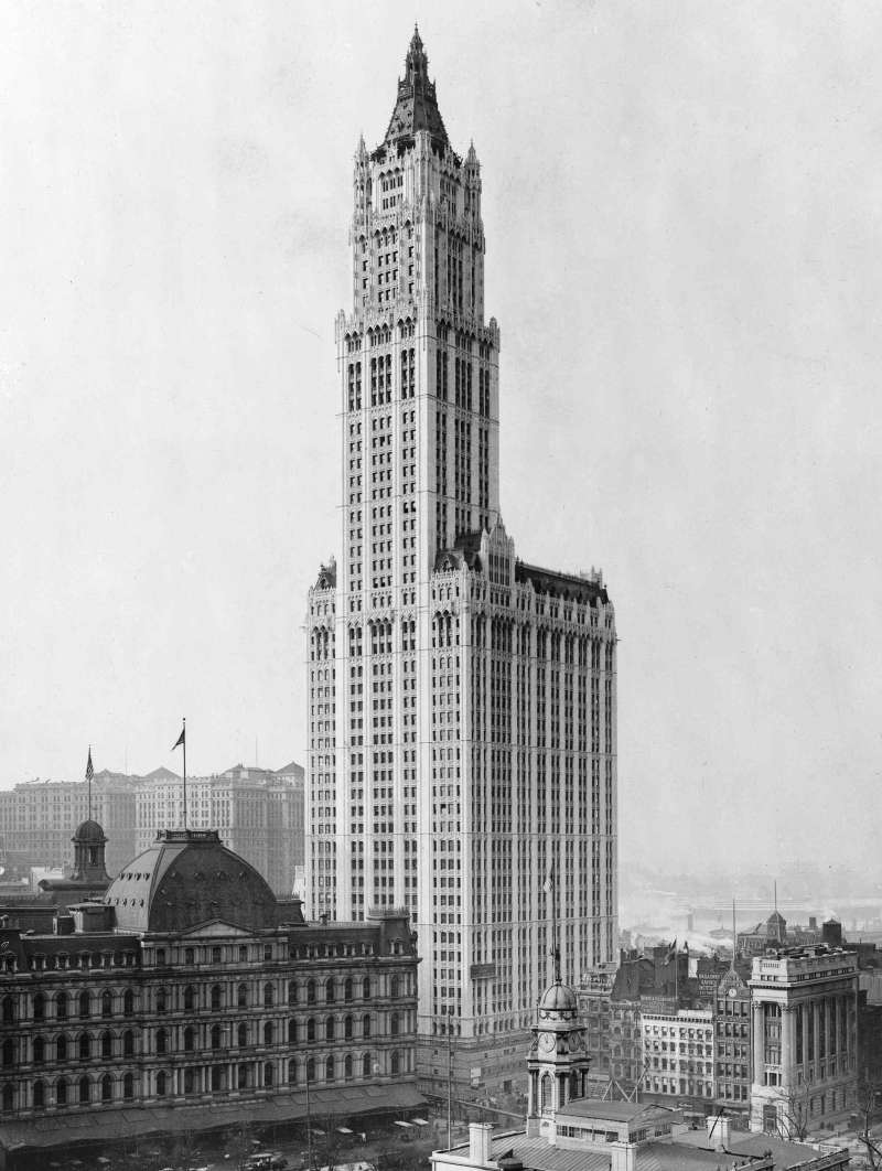 紐約的伍爾沃斯大樓(Woolworth Building),直到一九二○年代末,它一直是世界最高的建築物。(取自維基百科) 紐約的伍爾沃斯大樓(Woolworth Building),直到一九二○年代末,它一直是世界最高的建築物。(取自維基百科)