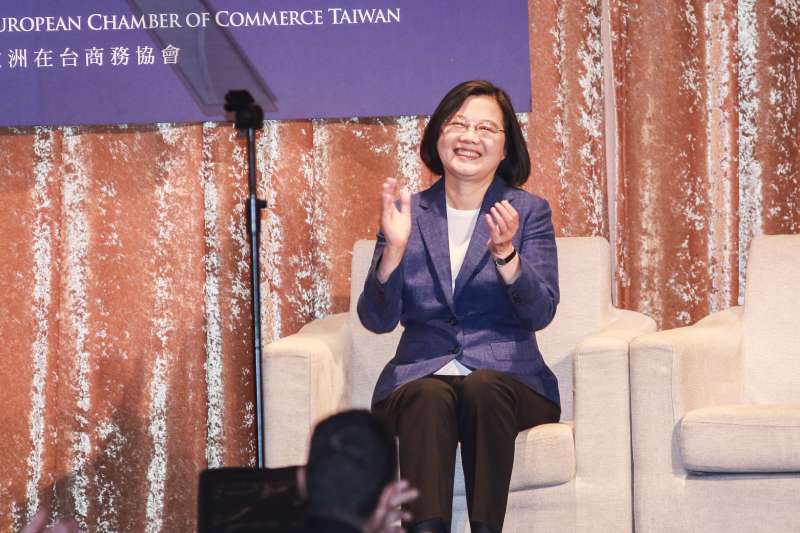 20190515-總統蔡英文15日出席「2019歐洲日晚宴」,歐洲商會理事長 尹容表示綠能要起飛 要靠小英總統辣台妹,蔡英文高興鼓掌。(簡必丞攝) 20190515-總統蔡英文15日出席「2019歐洲日晚宴」,歐洲商會理事長 尹容表示綠能要起飛 要靠小英總統辣台妹,蔡英文高興鼓掌。(簡必丞攝)