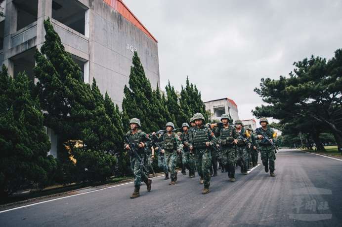 20190520_曾任副連長的許睿涵說,有次全連負重行軍10公里,她聽到官兵說「看到副連長還在走,自己沒資格喊累。」因此意識到女性幹部在特戰部隊有激勵效果。(取自軍聞社) 20190520_曾任副連長的許睿涵說,有次全連負重行軍10公里,她聽到官兵說「看到副連長還在走,自己沒資格喊累。」因此意識到女性幹部在特戰部隊有激勵效果。(取自軍聞社)