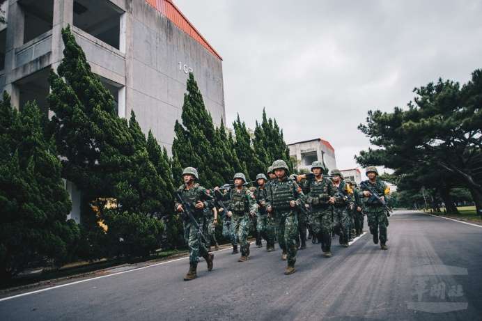 20190520_曾任副連長的許睿涵說，有次全連負重行軍10公里，她聽到官兵說「看到副連長還在走，自己沒資格喊累。」因此意識到女性幹部在特戰部隊有激勵效果。（取自軍聞社）