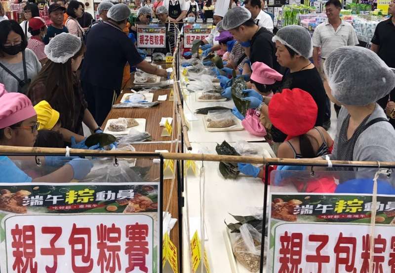 現場除了推出限時搶購,也舉辦親子包粽教學活動。(圖/徐炳文攝) 現場除了推出限時搶購,也舉辦親子包粽教學活動。(圖/徐炳文攝)