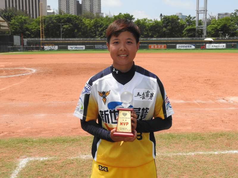 新世紀黃蜂陳筱雯拿下個人生涯首次完封勝及單場MVP。(圖/徐炳文攝) 新世紀黃蜂陳筱雯拿下個人生涯首次完封勝及單場MVP。(圖/徐炳文攝)