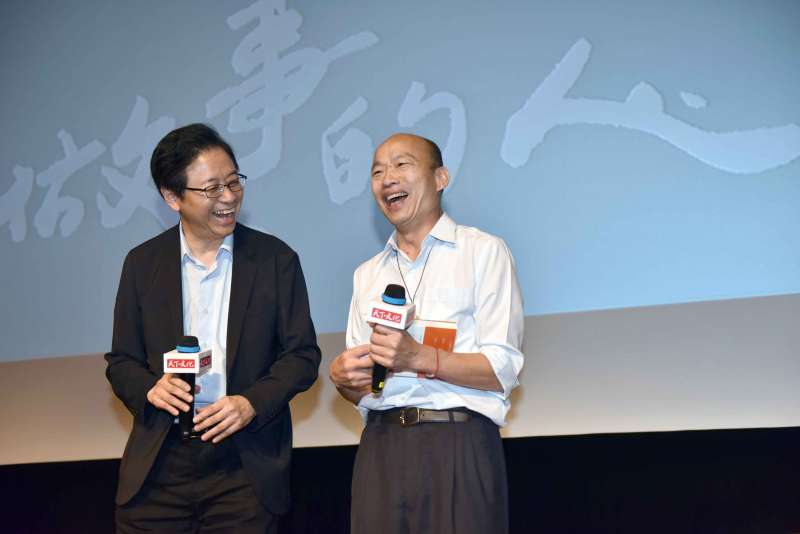 「做事的人:張善政的斜槓探索人生」新書分享會,市長韓國瑜(右)特地前往祝賀新書發表成功。(圖/徐炳文攝) 「做事的人:張善政的斜槓探索人生」新書分享會,市長韓國瑜(右)特地前往祝賀新書發表成功。(圖/徐炳文攝)