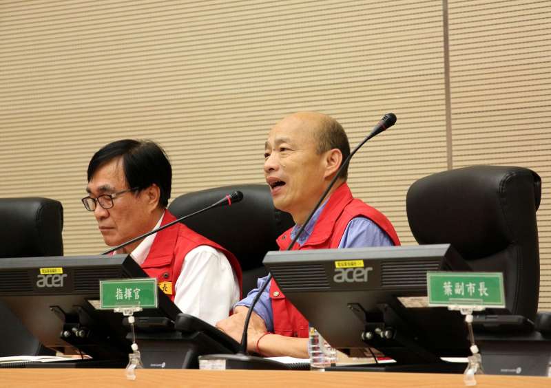高雄市長韓國瑜(右)關心水情,親自召開首次工作會議,並與那瑪夏、桃源、茂林等區進行視訊連線,確認山區狀況。(圖/徐炳文攝) 高雄市長韓國瑜(右)關心水情,親自召開首次工作會議,並與那瑪夏、桃源、茂林等區進行視訊連線,確認山區狀況。(圖/徐炳文攝)