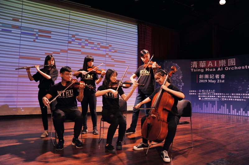 清華AI樂團展示一套自動跟譜技術,樂曲演奏到哪裡,軟體便會自動追蹤、定位當下的音樂內容並呈現在螢幕上。(圖/清華大學提供) 清華AI樂團展示一套自動跟譜技術,樂曲演奏到哪裡,軟體便會自動追蹤、定位當下的音樂內容並呈現在螢幕上。(圖/清華大學提供)