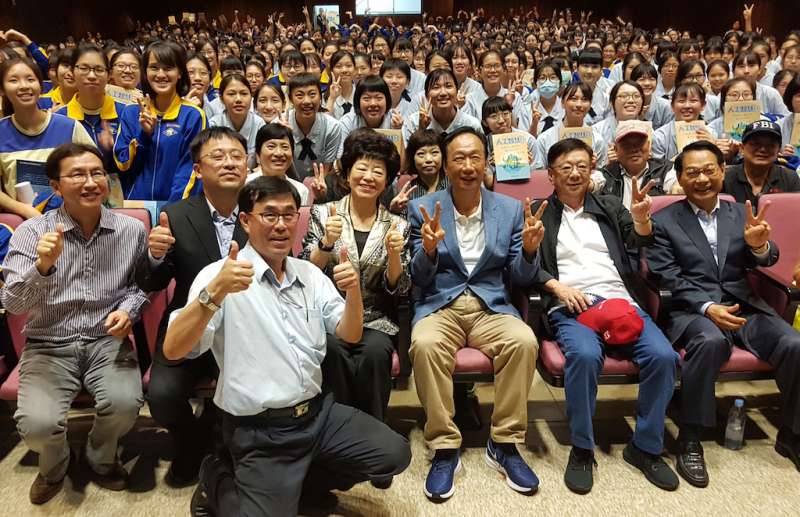 郭台銘在新竹的首場校園演講,吸引滿場熱情的同學踴躍到場聆聽。(圖/方詠騰攝) 郭台銘在新竹的首場校園演講,吸引滿場熱情的同學踴躍到場聆聽。(圖/方詠騰攝)